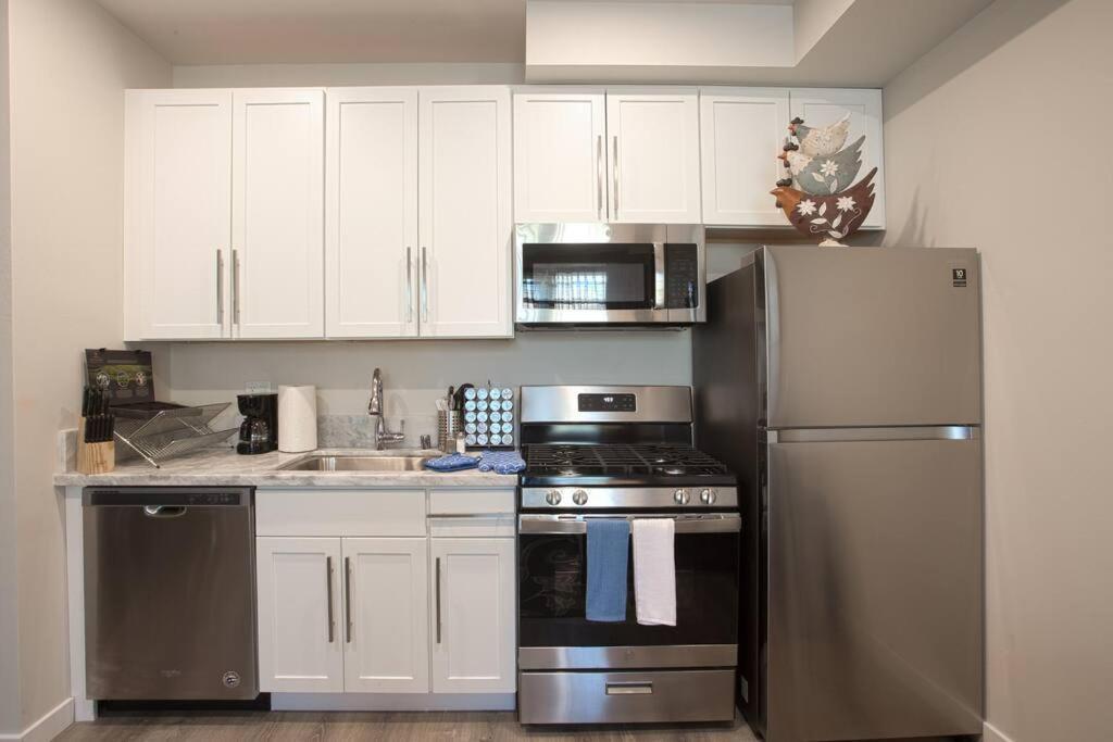 1-Bedroom With Cali King Size Bed In Сан Диего Екстериор снимка